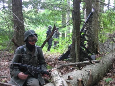 Joueurs d'airsoft lors d'une reconstitution de la Seconde Guerre mondiale - Mike Brown | Creative Commons BY 2.5