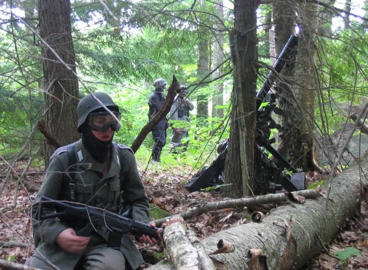 Joueurs d'airsoft lors d'une reconstitution de la Seconde Guerre mondiale - Mike Brown | Creative Commons BY 2.5