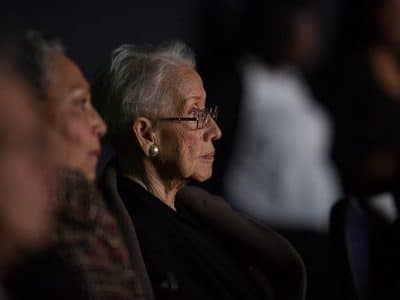 Katherine Johnson, assististant à la première de "Hidden Figures" après une réception où elle a été honorée, le 1er décembre 2016, au Virginia Air and Space Center à Hampton, en Virginie | Domaine public.