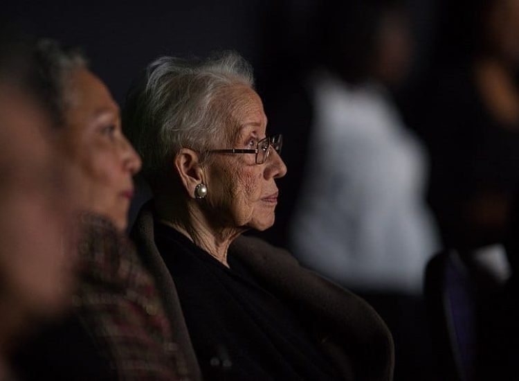 Katherine Johnson, assististant à la première de "Hidden Figures" après une réception où elle a été honorée, le 1er décembre 2016, au Virginia Air and Space Center à Hampton, en Virginie | Domaine public.