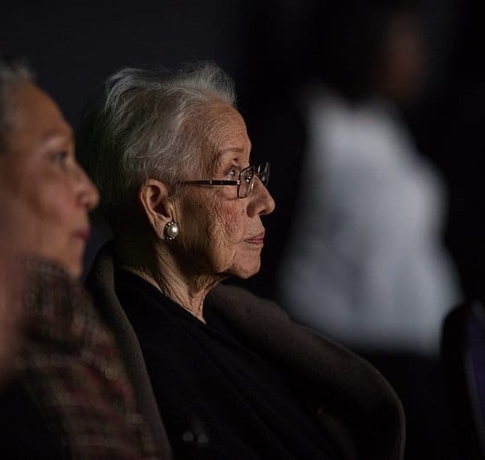Katherine Johnson, assististant à la première de "Hidden Figures" après une réception où elle a été honorée, le 1er décembre 2016, au Virginia Air and Space Center à Hampton, en Virginie | Domaine public.