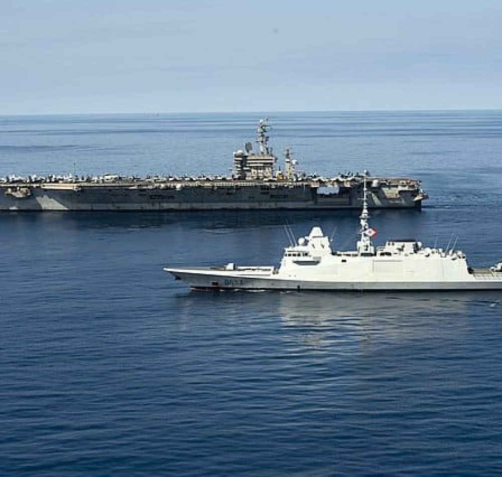 La FREMM Languedoc navigue aux côtés de l'USS Dwight D. Eisenhower en mer Méditerranée en 2021. Les deux bâtiments sont intégrés aux groupements aéronavals présents au Levant dans le cadre du conflit israelo-palestinien - US Navy | Domaine public