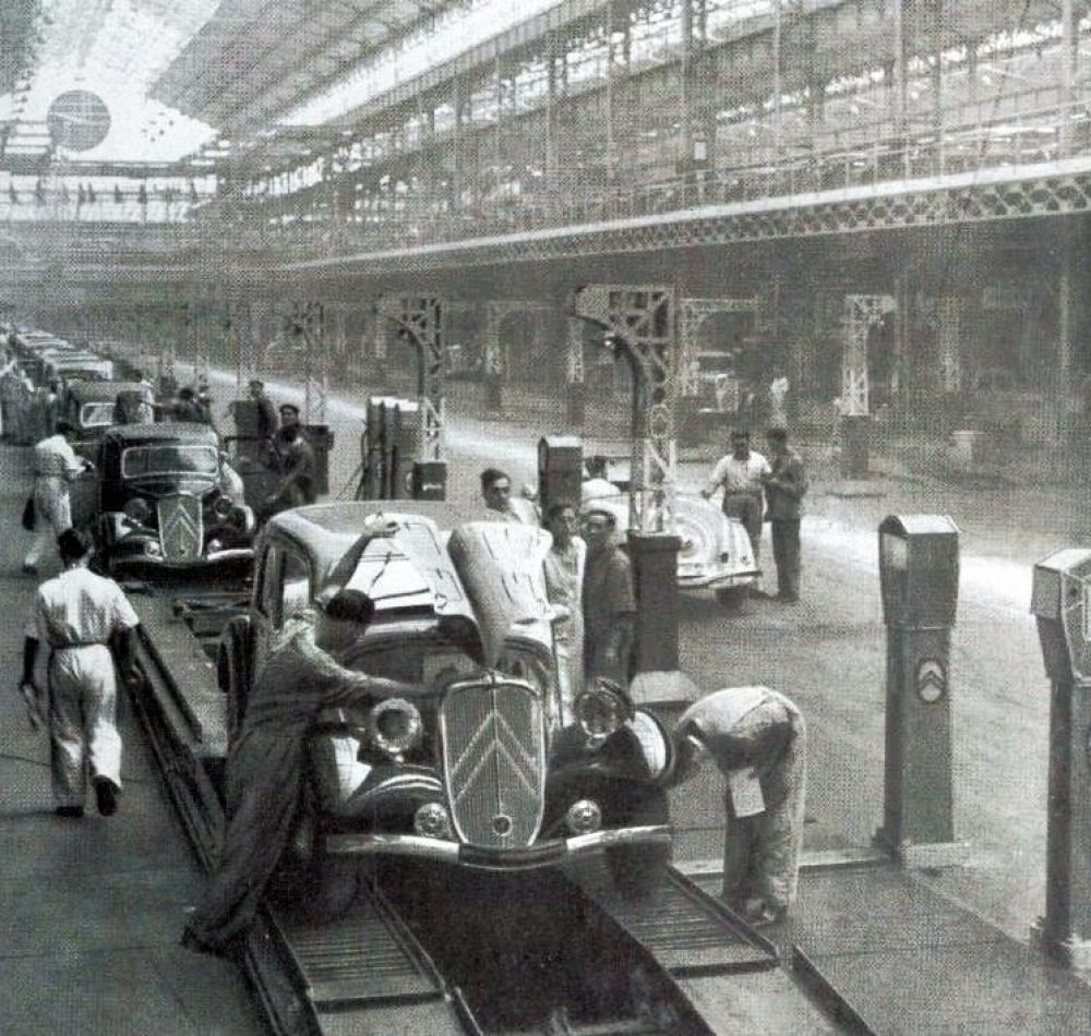 La chaîne de montage de la Traction Avant en 1934 - Quai de Javel - Paris (1re année) - Omnia, Revue Pratique de Locomotion, n°173 | Domaine public