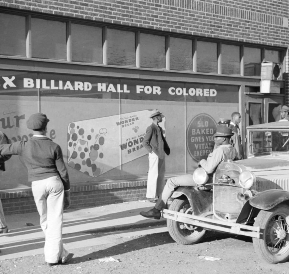 La ségrégation aux États-Unis, avec l'exemple d'une salle de billard réservée aux personnes colorées - Marion Post Wolcott | Domaine public