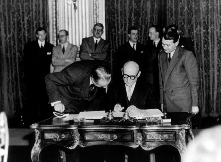 La signature du traité de Paris par Robert Schuman (Paris, 18 avril 1951) - Parlement européen | Domaine public