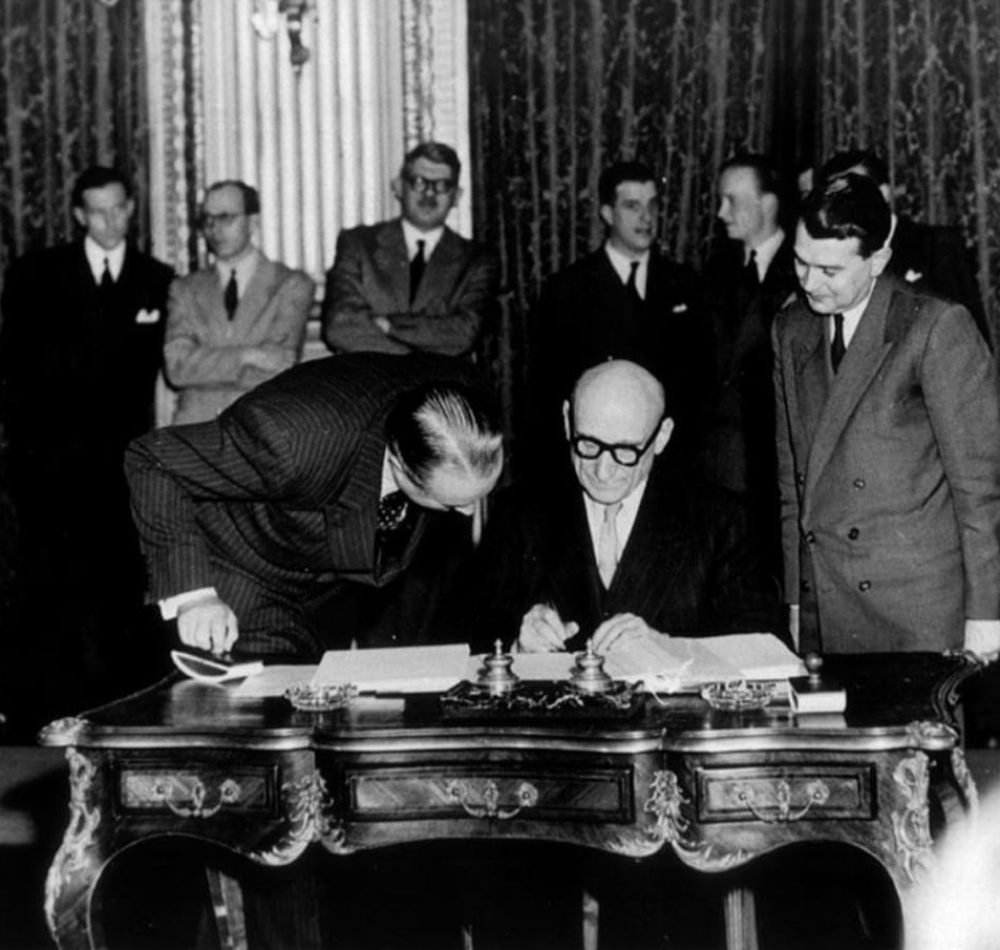 La signature du traité de Paris par Robert Schuman (Paris, 18 avril 1951) - Parlement européen | Domaine public
