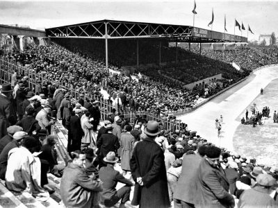 La traditionnelle arrivée finale du Tour de France sur l'ancien vélodrome du stade du Parc des Princes en juillet 1932 - Auteur inconnu (BnF) | Creative Commons BY-SA 4.0