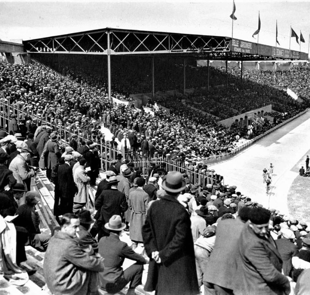 La traditionnelle arrivée finale du Tour de France sur l'ancien vélodrome du stade du Parc des Princes en juillet 1932 - Auteur inconnu (BnF) | Creative Commons BY-SA 4.0
