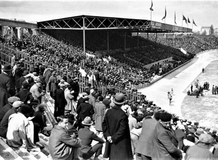 La traditionnelle arrivée finale du Tour de France sur l'ancien vélodrome du stade du Parc des Princes en juillet 1932 - Auteur inconnu (BnF) | Creative Commons BY-SA 4.0