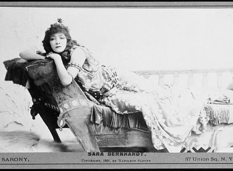 L'actrice française Sarah Bernhardt (1844-1923) en Cléopâtre - Napoléon Sarony | Domaine public