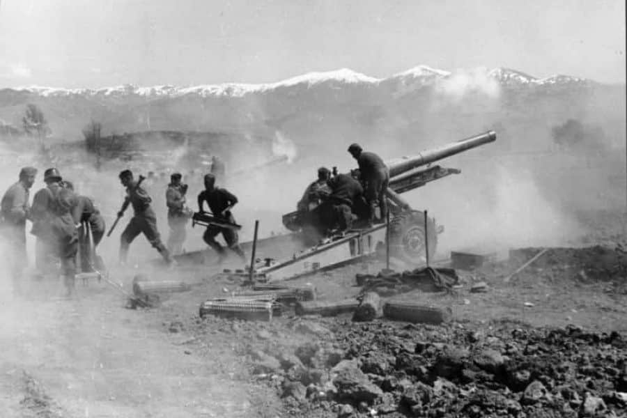 L'artillerie allemande bombarde la ligne Metaxas.