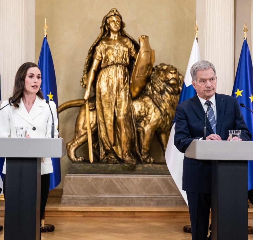 Le président Sauli Niinistö et la première ministre finlandaise Sanna Marin annonçant le 15 mai 2022 la décision d'envoyer une demande d’adhésion à l'OTAN - FinnishGovernment | Creative Commons BY 2.0