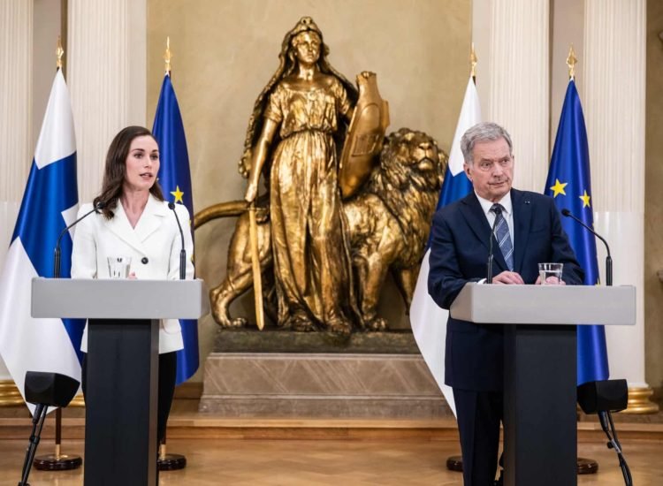 Le président Sauli Niinistö et la première ministre finlandaise Sanna Marin annonçant le 15 mai 2022 la décision d'envoyer une demande d’adhésion à l'OTAN - FinnishGovernment | Creative Commons BY 2.0