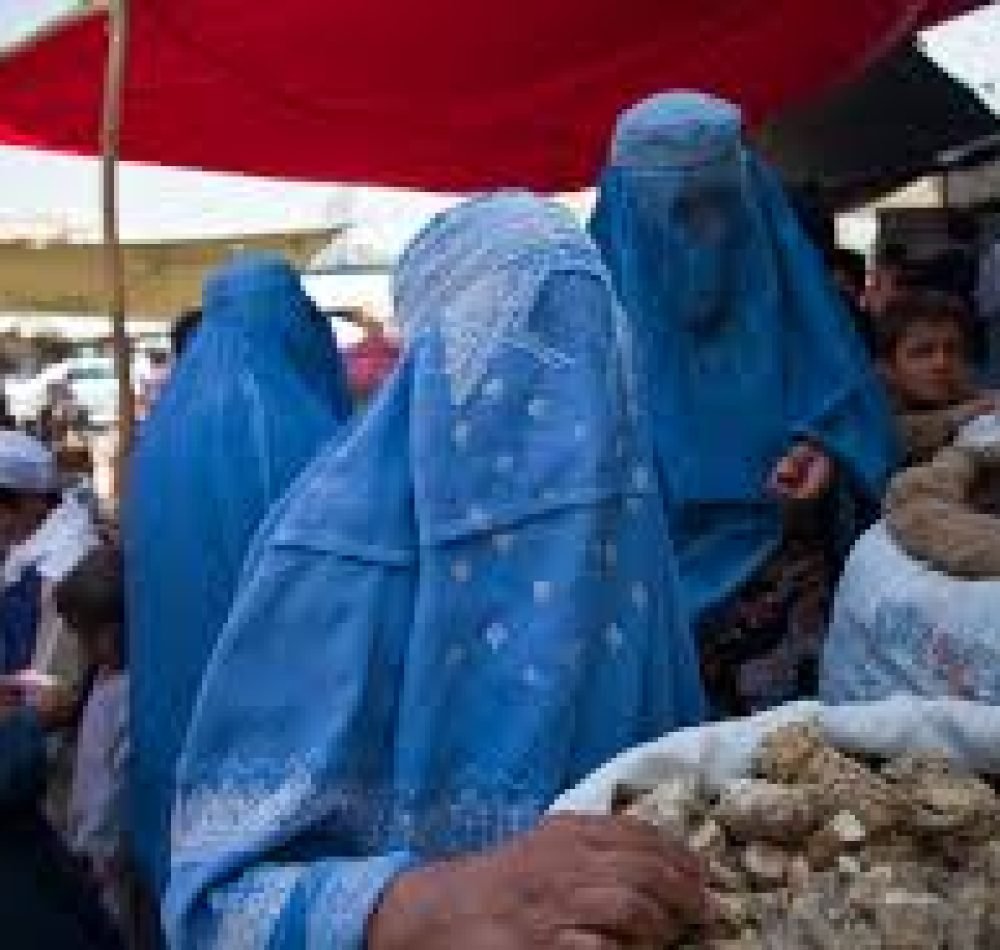 Les femmes afghanes doivent couvrir leur corps entièrement en présence d'hommes n'appartenant pas à leur famille », de même que leur visage « par peur de la tentation » - Jan Chipacase | Creative Commons BY-SA 4.0