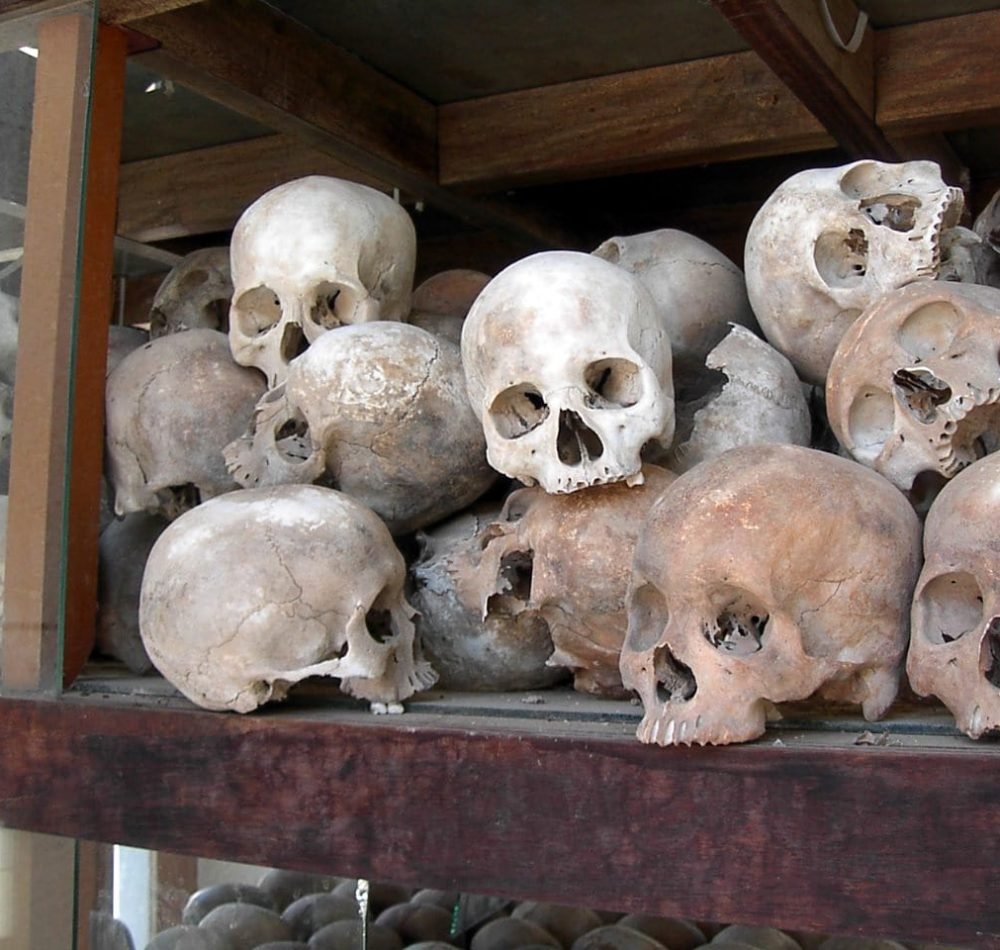 Les massacres ont laissé derrière eux de nombreux charniers dont les restes sont rassemblés dans des mausolées comme à Choeung Ek, devenu un lieu de commémoration des crimes des Khmers rouges - auteur inconnu | Domaine public