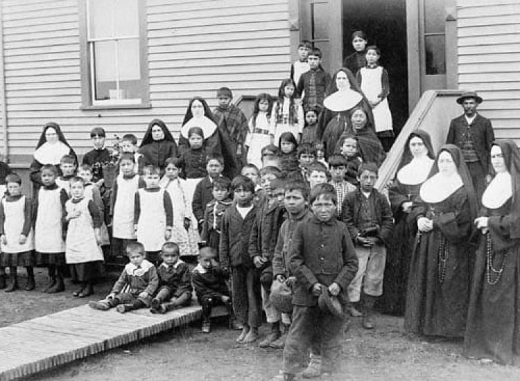 Les pensionnats Amérindiens en Amérique du Nord - H. J. Woodside. Library and Archives Canada | Creative Commons BY 2.0