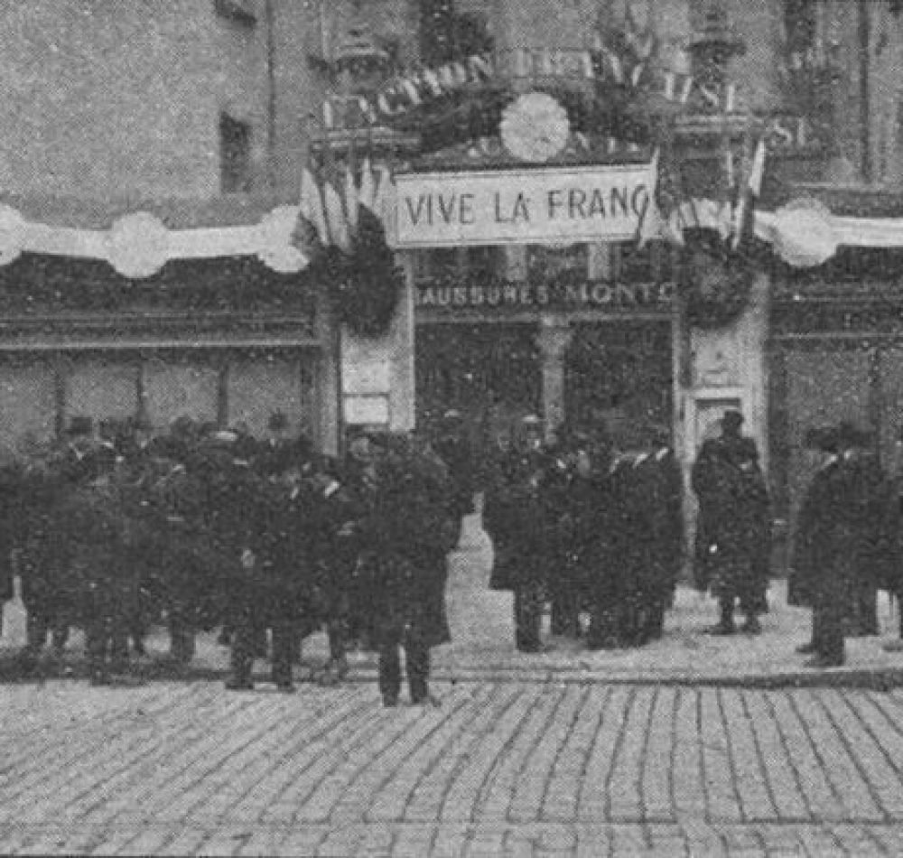 Locaux de la permanence de l'Action française située 26 Place Bellecour dans le 2e arrondissement de Lyon durant les années 1920 - Almanach de l'Action française (Gallica) | Domaine public