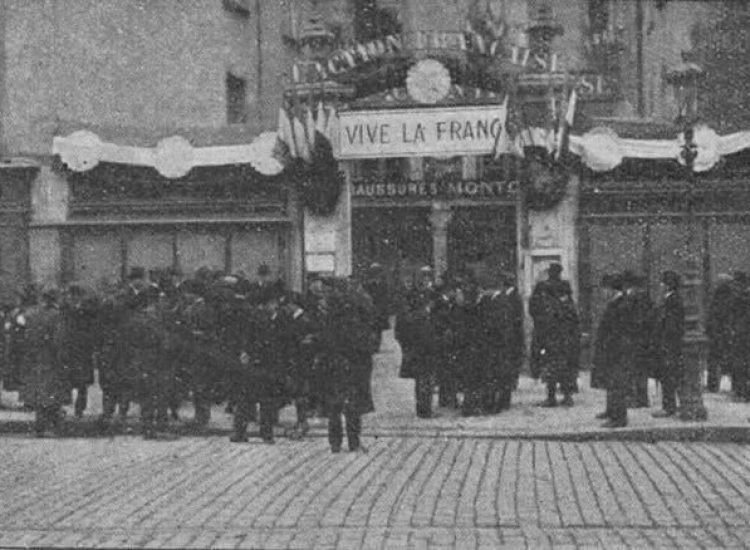 Locaux de la permanence de l'Action française située 26 Place Bellecour dans le 2e arrondissement de Lyon durant les années 1920 - Almanach de l'Action française (Gallica) | Domaine public