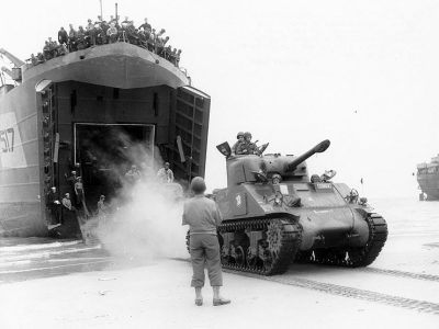 M4 Sherman du 12e régiment de chasseurs d'Afrique de la 2e DB débarquant d'un Landing Ship Tank en Normandie en août 1944 - US Army | Domaine public