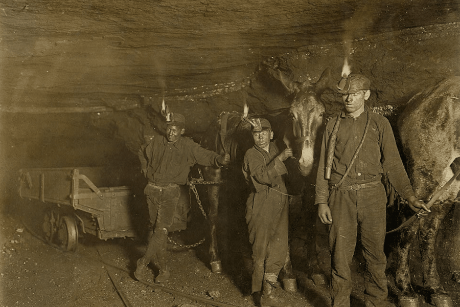 Malgré la législation, les compagnies minières ont pendant longtemps contourné les limitations au travail des enfants