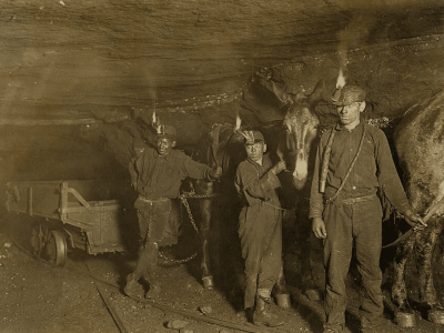 Malgré la législation, les compagnies minières ont pendant longtemps contourné les limitations au travail des enfants - Lewis Wickes Hine | Domaine public