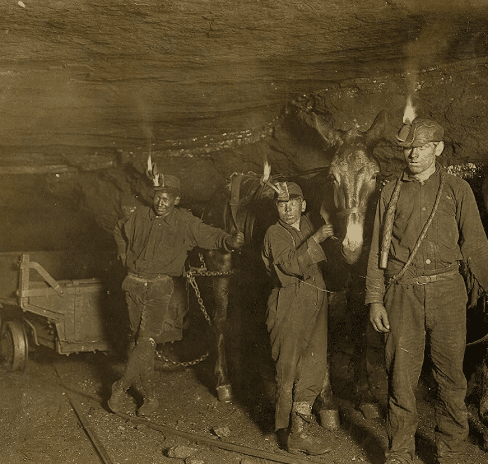 Malgré la législation, les compagnies minières ont pendant longtemps contourné les limitations au travail des enfants - Lewis Wickes Hine | Domaine public