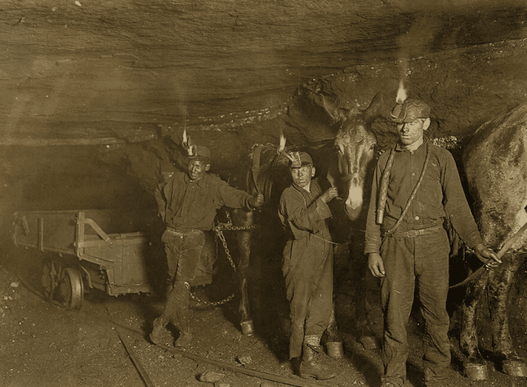 Malgré la législation, les compagnies minières ont pendant longtemps contourné les limitations au travail des enfants - Lewis Wickes Hine | Domaine public