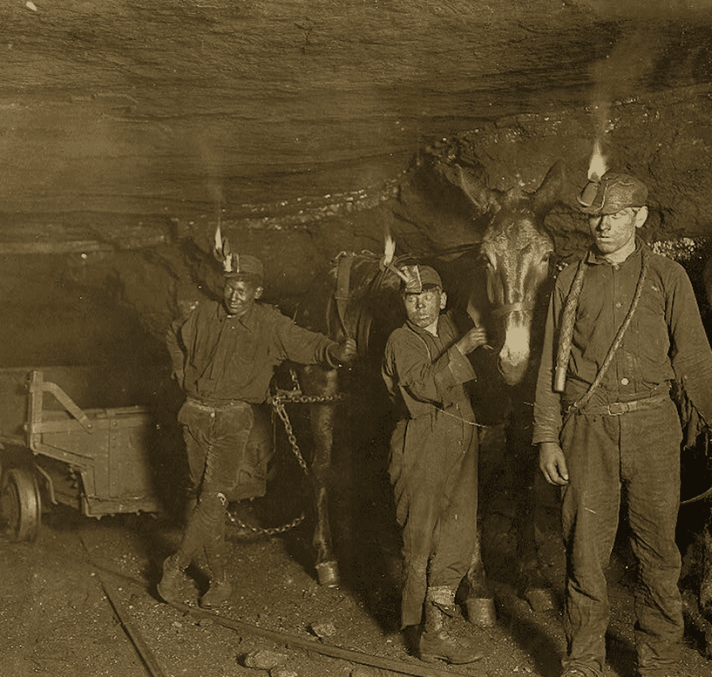 Malgré la législation, les compagnies minières ont pendant longtemps contourné les limitations au travail des enfants - Lewis Wickes Hine | Domaine public