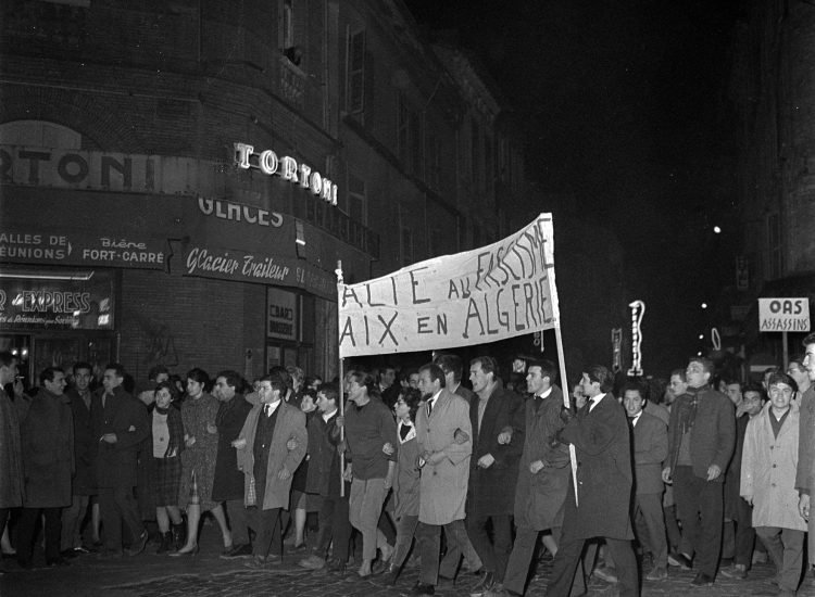 Manifestation anti OAS (1962) - André Cros | Créative Commons BY-SA 4.0