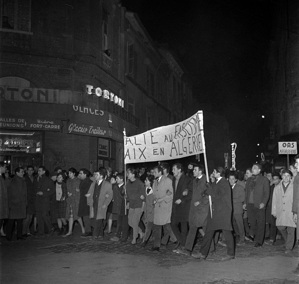 Manifestation anti OAS (1962) - André Cros | Créative Commons BY-SA 4.0