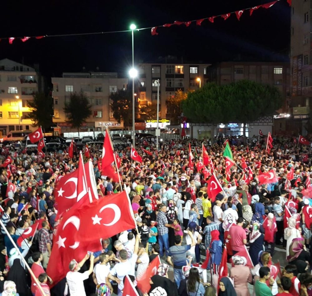 Manifestation contre le coup d'État à Istanbul, le 15 juillet 2016 - Maurice Flesier | Creative Commons BY-SA 4.0