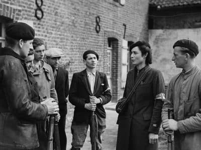 Membres du maquis à La Trésorerie (Wimille) en 1944. Le Chant des partisans symbole de la Résistance française - Donald I. Grant, Department of National Defence | Domaine public