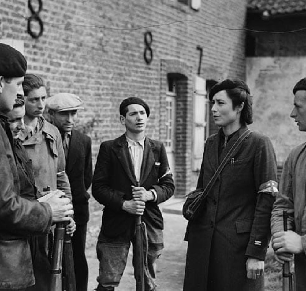 Membres du maquis à La Trésorerie (Wimille) en 1944. Le Chant des partisans symbole de la Résistance française - Donald I. Grant, Department of National Defence | Domaine public