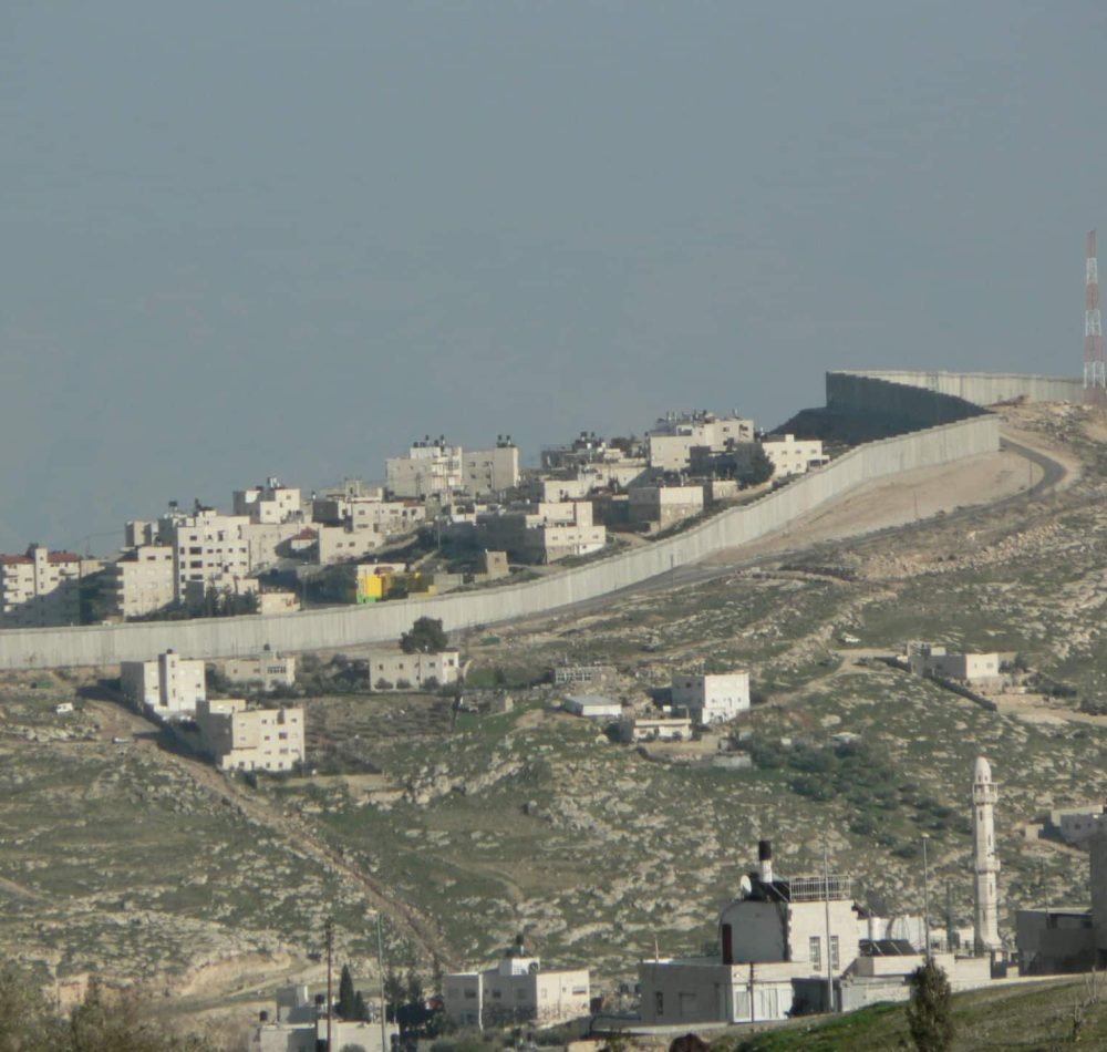 Vue depuis la vieille ville du mur israélien. Haut de huit mètres, il fut construit à partir de 2002 afin de séparer Israël des territoires autonomes palestiniens- W. Robrecht | Creative Commons BY-SA 3.0