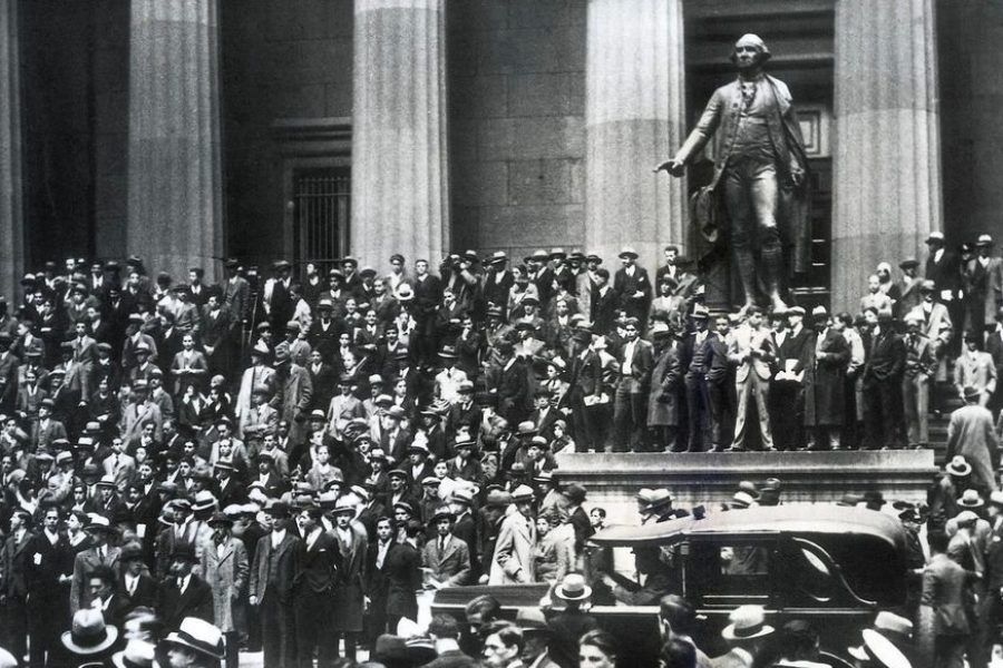 New York (Etats-Unis), le jeudi 24 octobre 1929. Dans la panique, les actionnaires tentent de forcer les portes du New York Stock Exchange