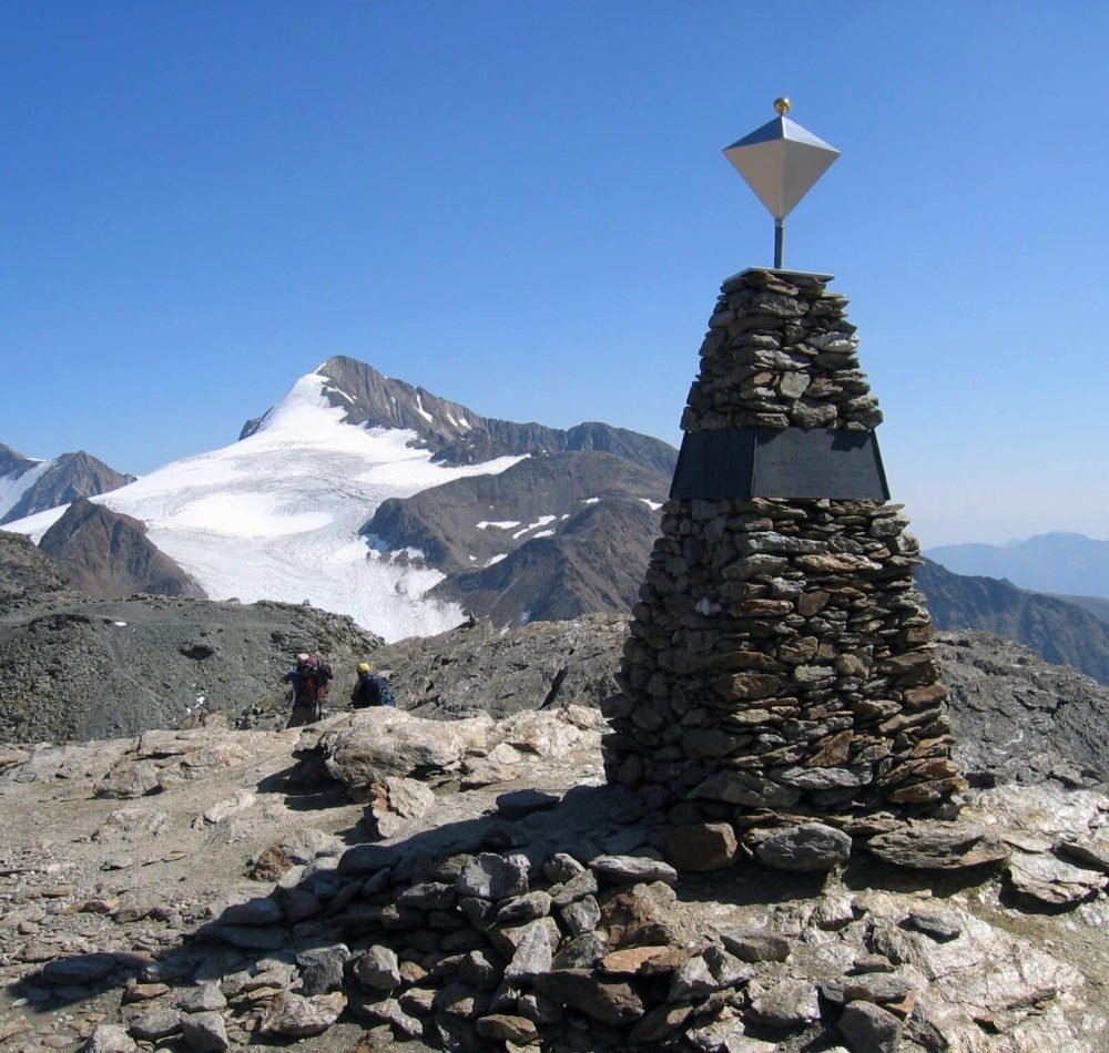 Obélisque près du site de l'homme des glaces (Ötzi), Alpes de l'Ötztal ; à l'arrière-plan le Similaun - Tigerente | Creative Commons BY-SA 4.0