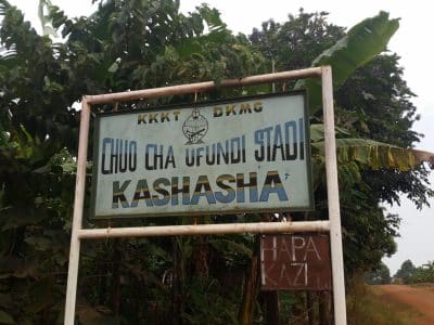 Panneau pour l'école de Kashasha - Tanzania (pseudo Wikipédia) | Creative Commons BY-SA 4.0