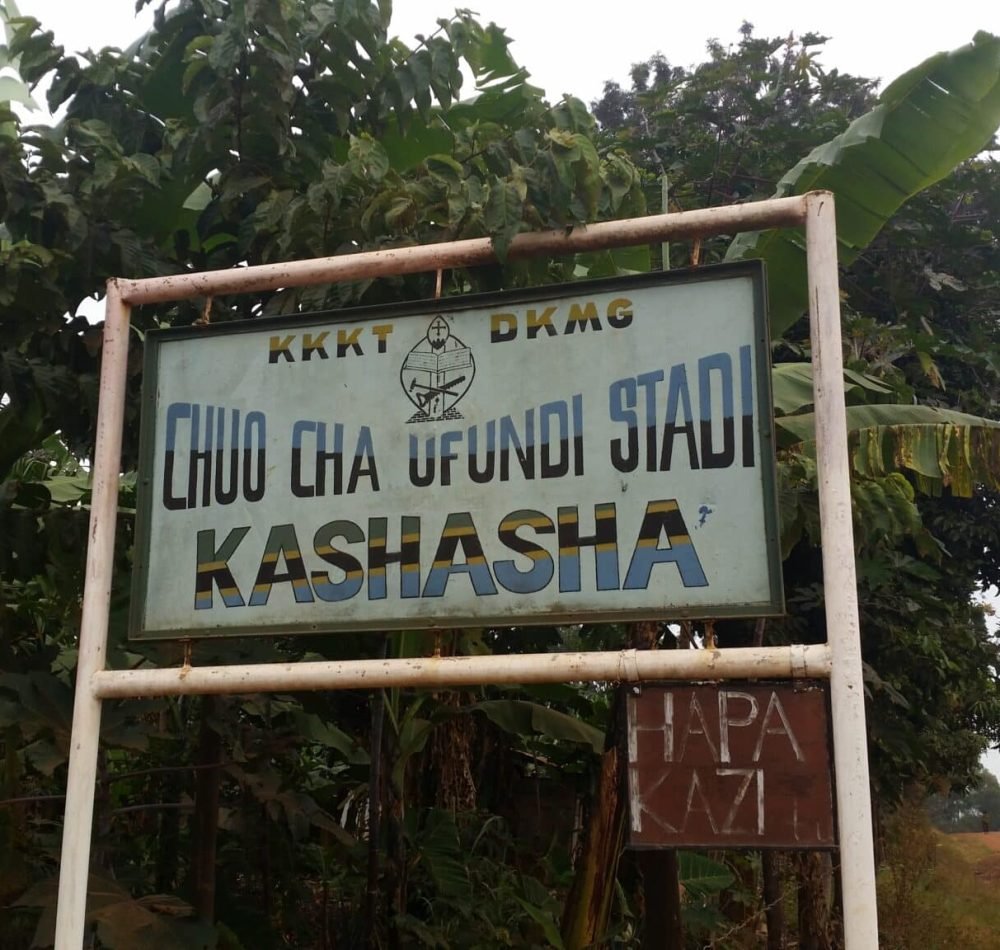 Panneau pour l'école de Kashasha - Tanzania (pseudo Wikipédia) | Creative Commons BY-SA 4.0