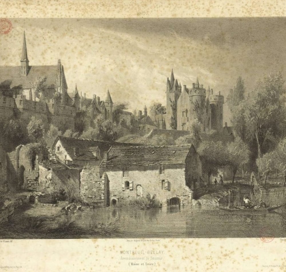 Panorama de l'église et du château de Montreuil-Bellay depuis le pont sur le Thouet - Archive départementale du Maine-et-Loire | Licence Ouverte Version 2.0