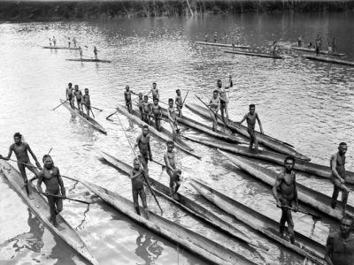 Papuans sur la rivière Lorentz en Nouvelle-Guinée occidentale lors de la troisième expédition en Nouvelle-Guinée du Sud en 1912-13 - Prof. A.A. (August Adriaan) Pulle | Creative Commons BY-SA 3.0