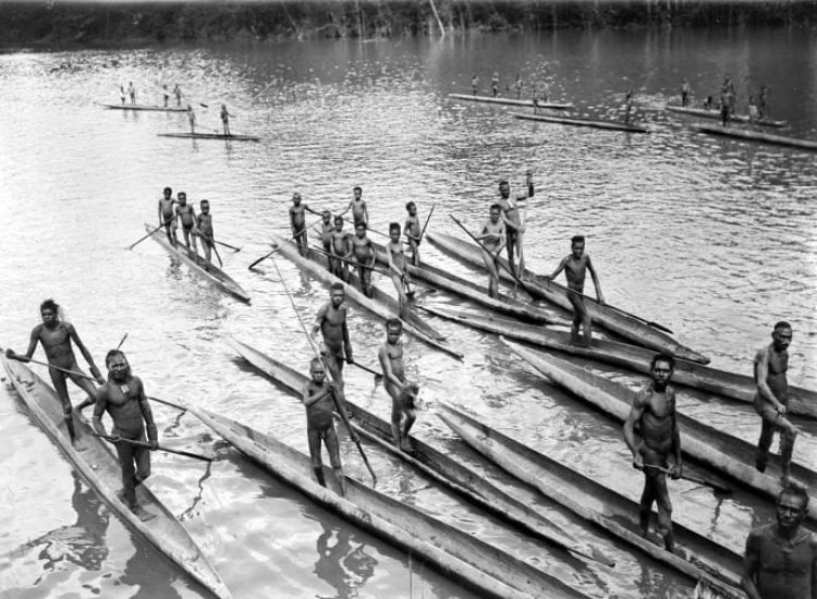 Papuans sur la rivière Lorentz en Nouvelle-Guinée occidentale lors de la troisième expédition en Nouvelle-Guinée du Sud en 1912-13 - Prof. A.A. (August Adriaan) Pulle | Creative Commons BY-SA 3.0