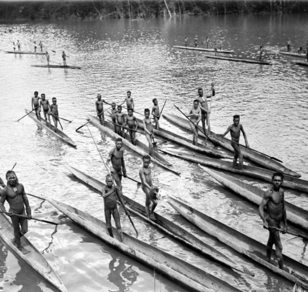 Papuans sur la rivière Lorentz en Nouvelle-Guinée occidentale lors de la troisième expédition en Nouvelle-Guinée du Sud en 1912-13 - Prof. A.A. (August Adriaan) Pulle | Creative Commons BY-SA 3.0