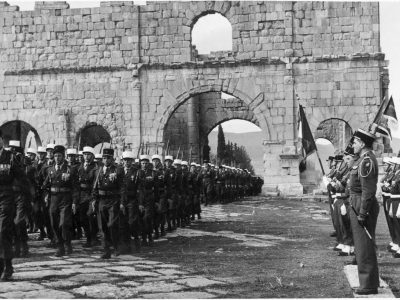 Parade de la 13e DBLE à travers les ruines romaines de Lambèse, en Algérie en 1958. Les légionnaires ont des fusils MAS 49 - Richard Bareford | Domaine public