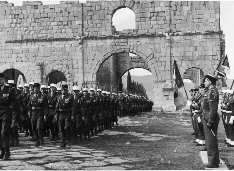 Parade de la 13e DBLE à travers les ruines romaines de Lambèse, en Algérie en 1958. Les légionnaires ont des fusils MAS 49 - Richard Bareford | Domaine public