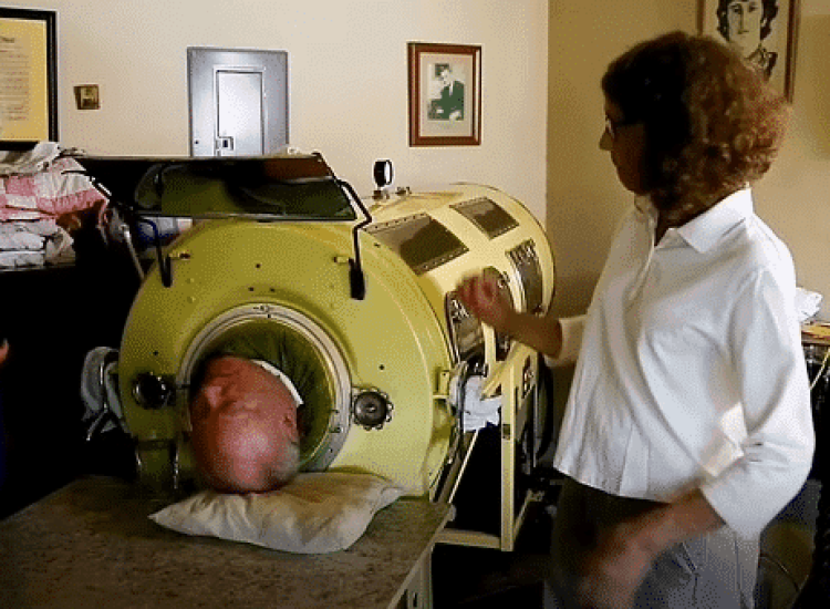 Paul Alexander dans son poumon d'acier, durant un reportage - The Last Few Polio Survivors