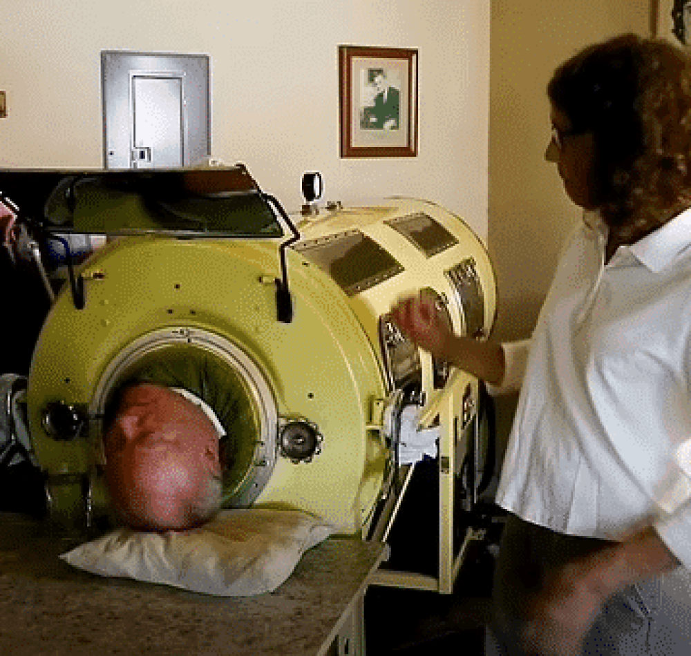 Paul Alexander dans son poumon d'acier, durant un reportage - The Last Few Polio Survivors