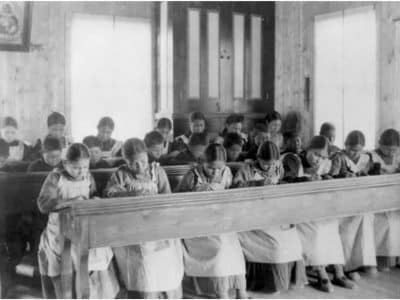 Pensionnat indien, enfants autochtones dans un pensionnat de Fort Resolution, dans les Territoires du Nord-Ouest - BiblioArchives, LibraryArchives | Creative Commons BY 2.0