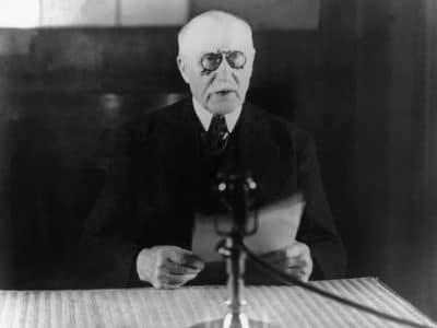 Pétain lisant un discours radiodiffusé, vers 1940-1944 - Anonyme | Domaine public