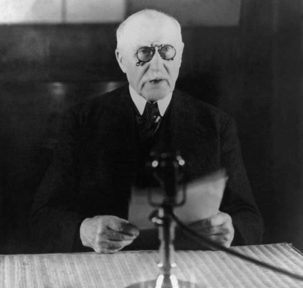 Pétain lisant un discours radiodiffusé, vers 1940-1944 - Anonyme | Domaine public