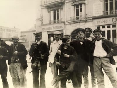 Des "Apaches" parisiens vers 1900 pour illustrer les tribunaux pour enfants - Agence Roger-Viollet | Domaine public